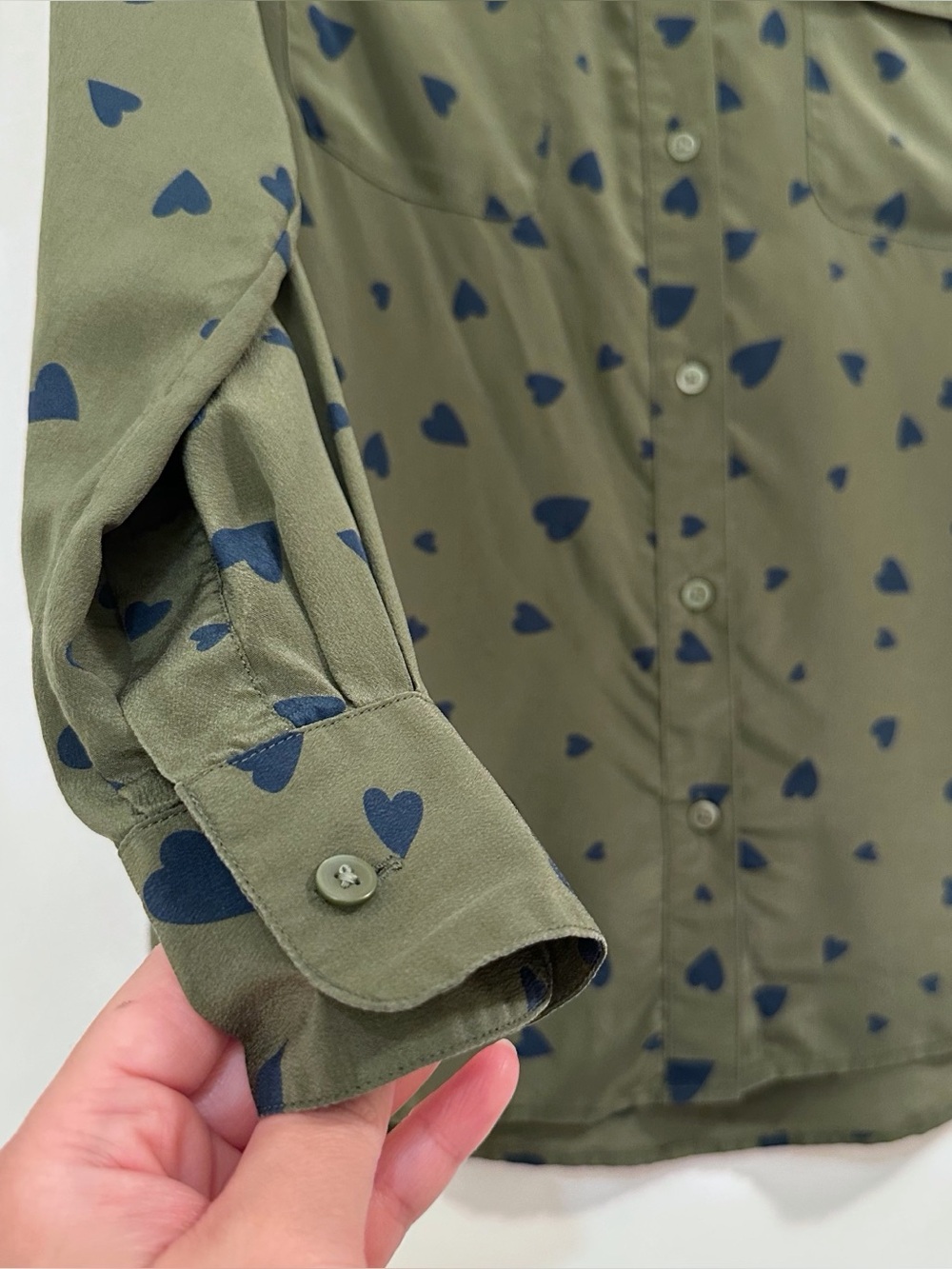 Uniqlo Silk Hearts Green Long Sleeve Button Down Shirt Size Xsmall - Picture 3 of 7